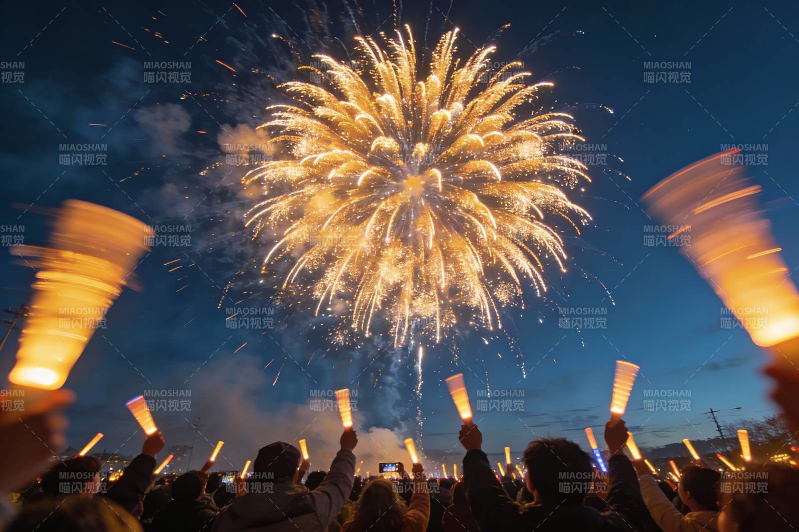 夜空烟花绽放人群手持荧光棒图片