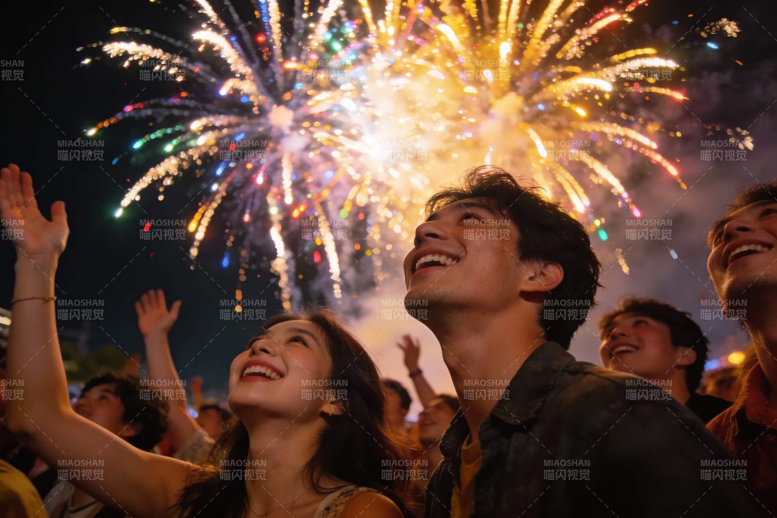 夜空中绽放的烟花与欢笑人群图片