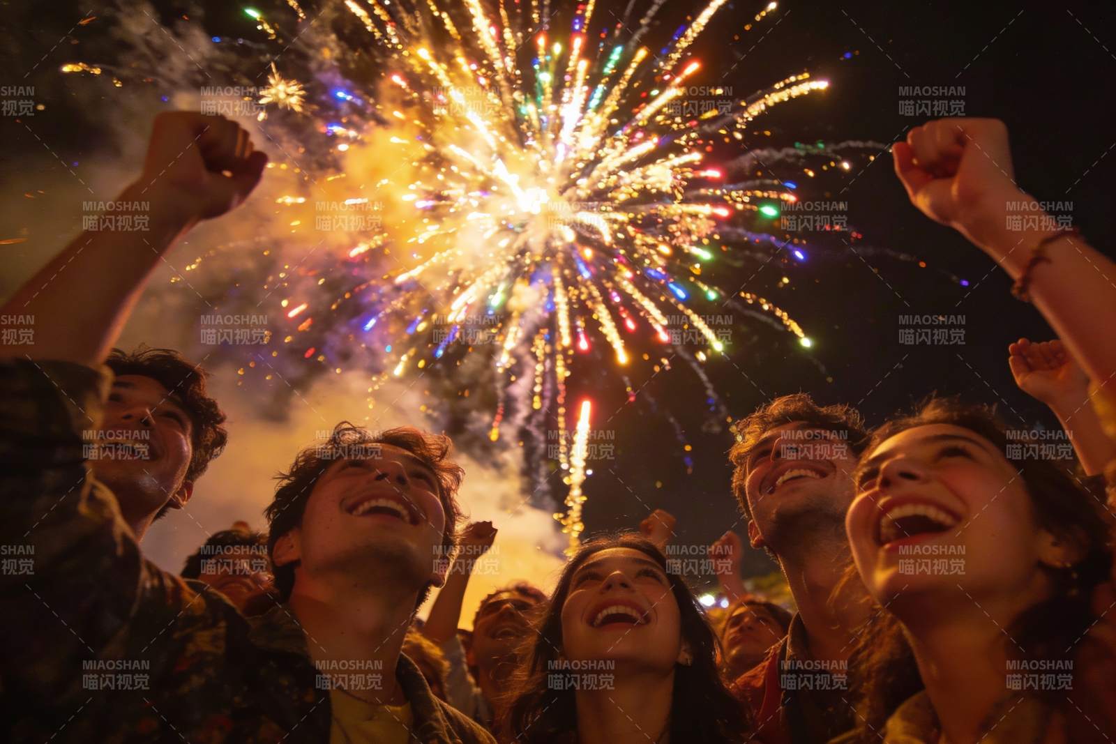 夜空烟花下人群欢庆场景图片