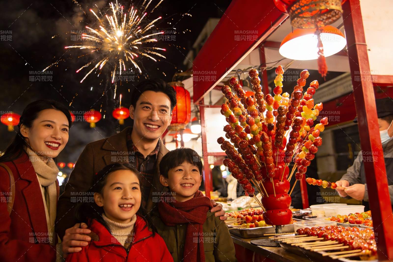 烟花下家庭欢聚夜市糖葫芦图片