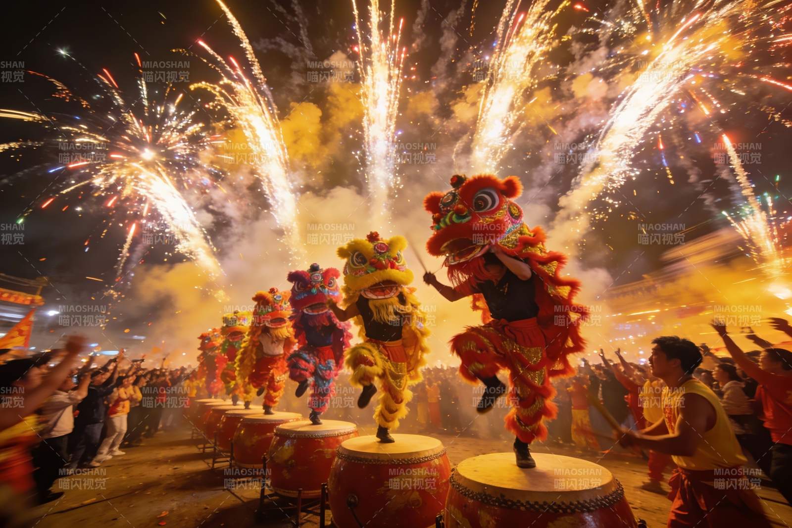 夜空中舞狮表演烟花绽放图片