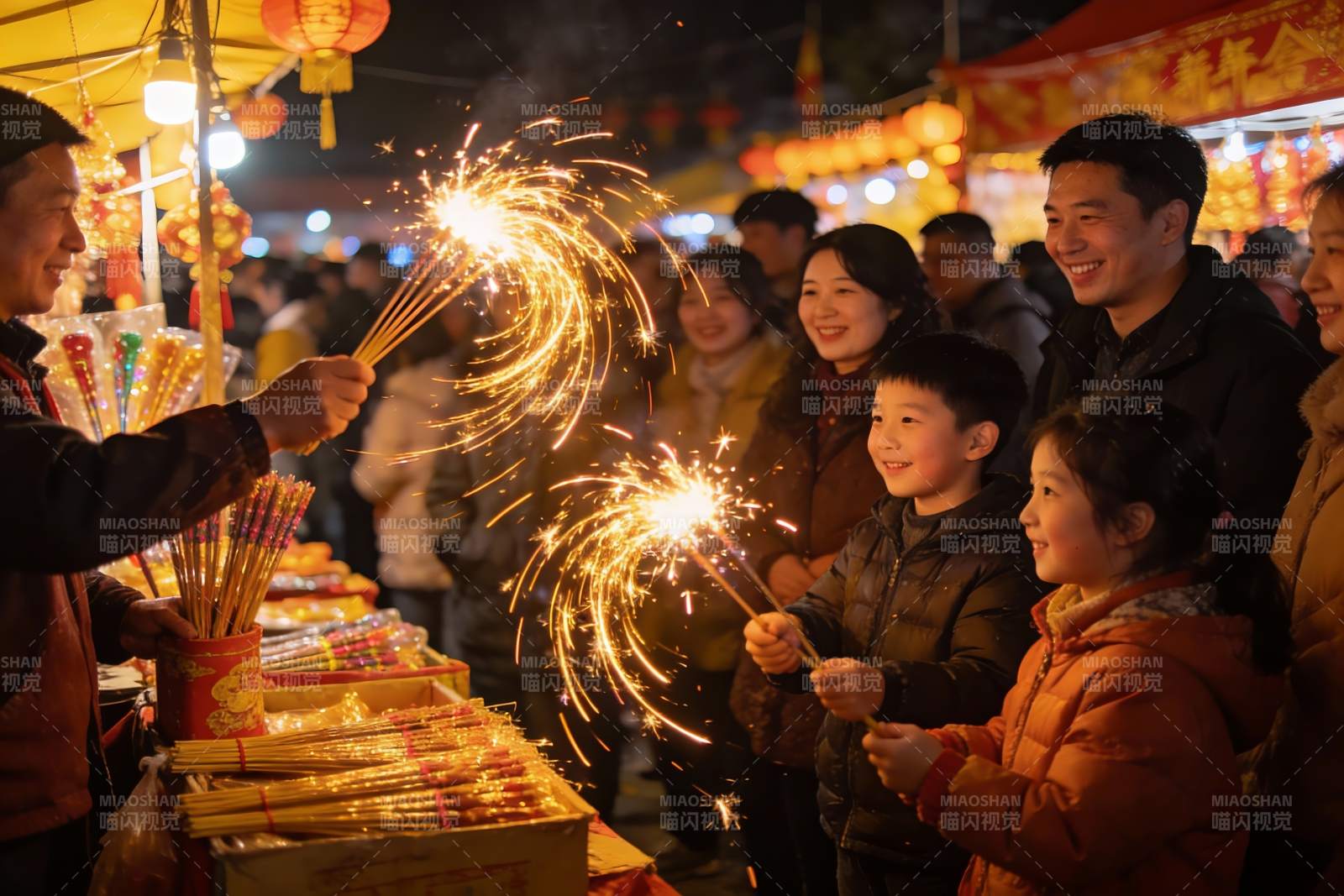 夜市烟花棒欢庆场景图片