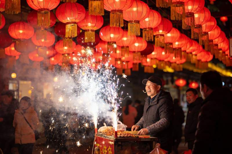 夜市烟火节庆热闹场景图片