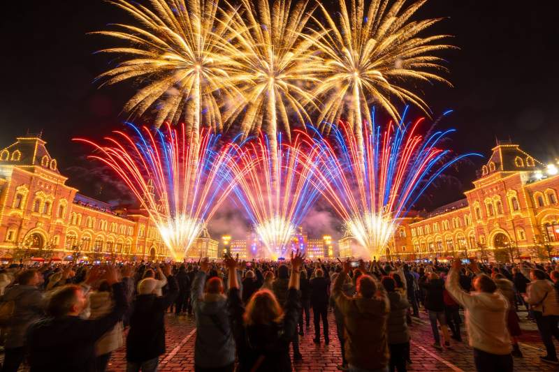 夜空烟花绽放人群欢呼图片
