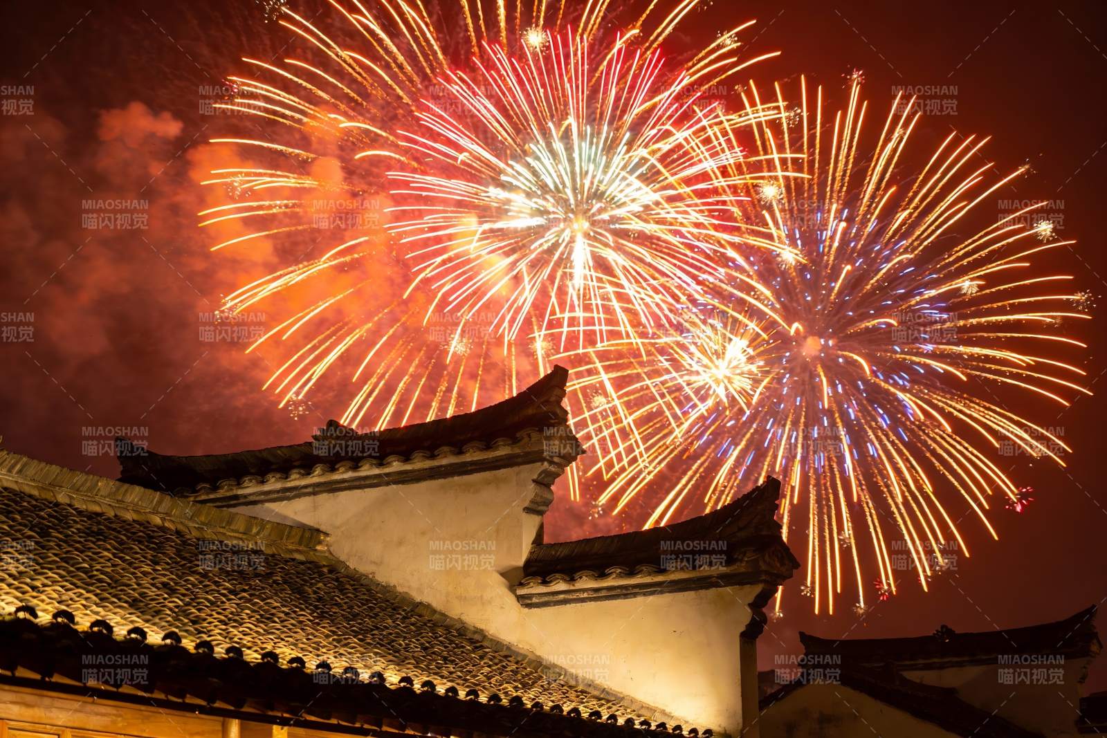 夜空烟花绽放古建筑剪影图片