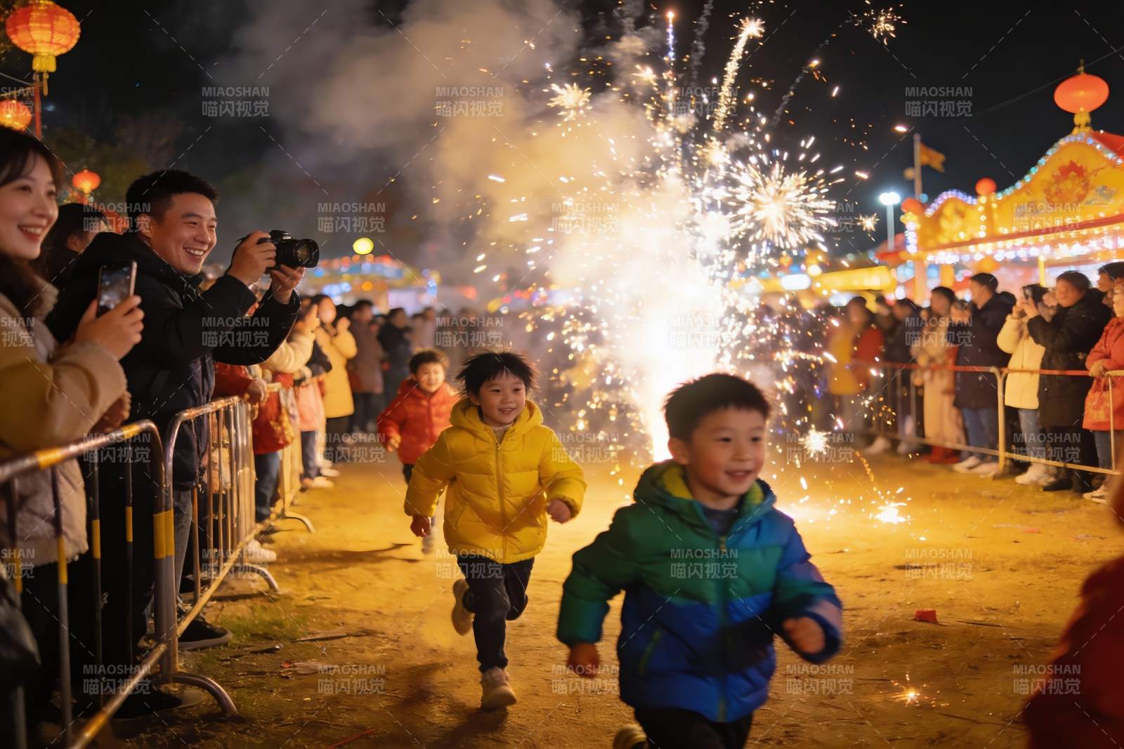 烟花节夜场儿童奔跑欢乐场景图片