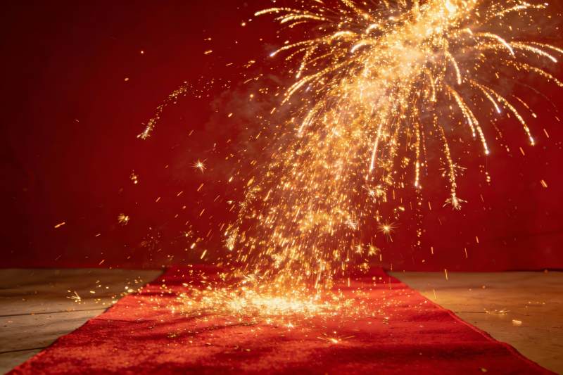 红色地毯烟花绽放绚丽瞬间图片