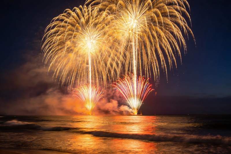夜空烟花映海面绚丽绽放图片