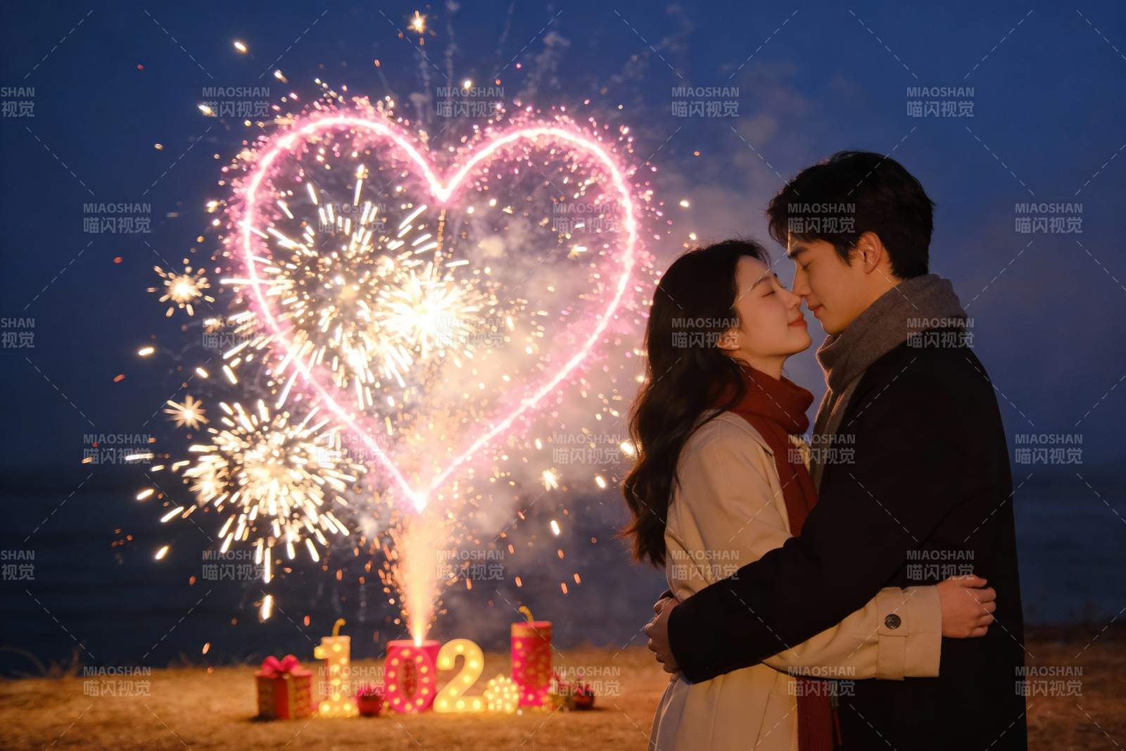情侣烟花前拥吻浪漫庆祝图片