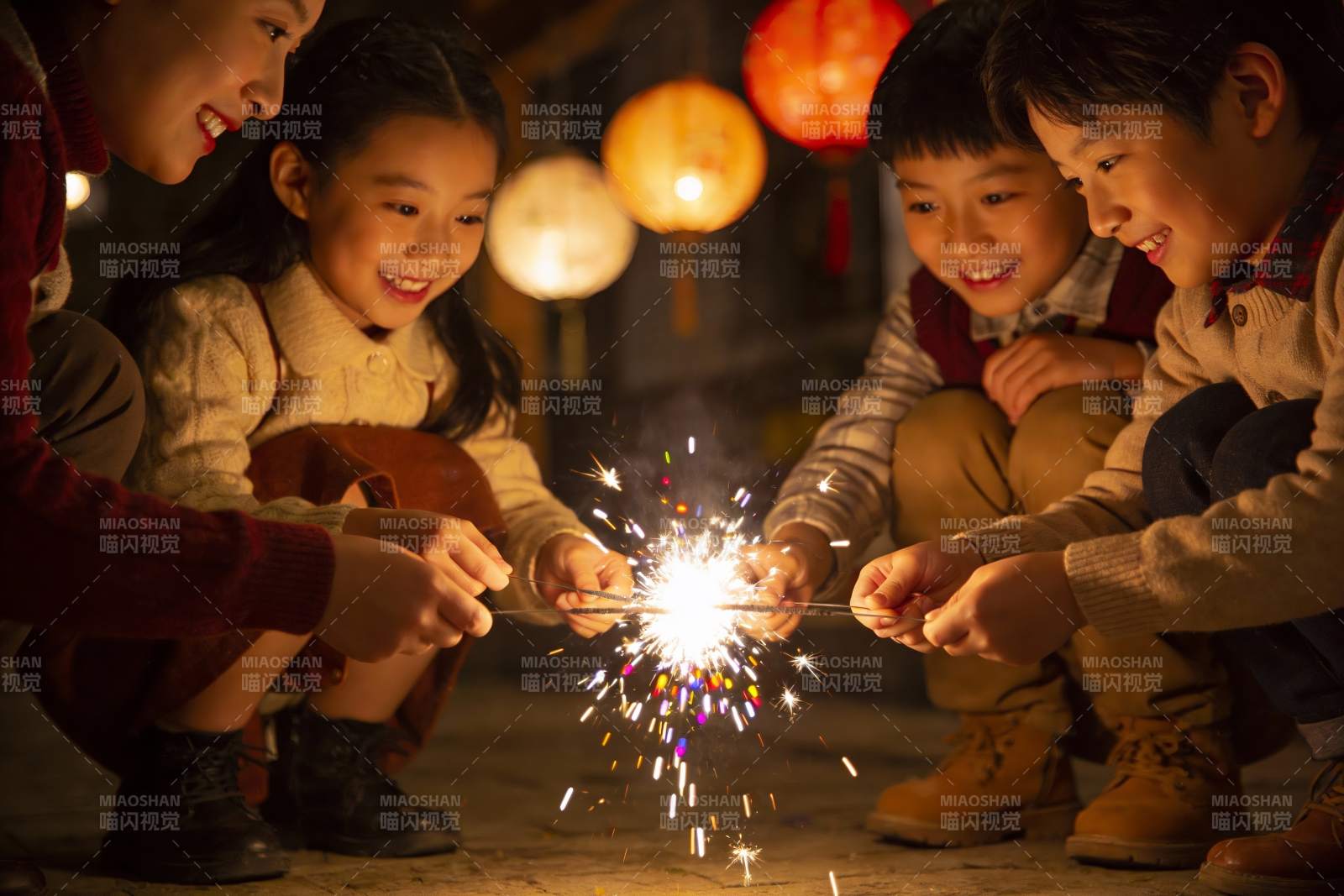 孩子们手持烟花欢庆节日图片