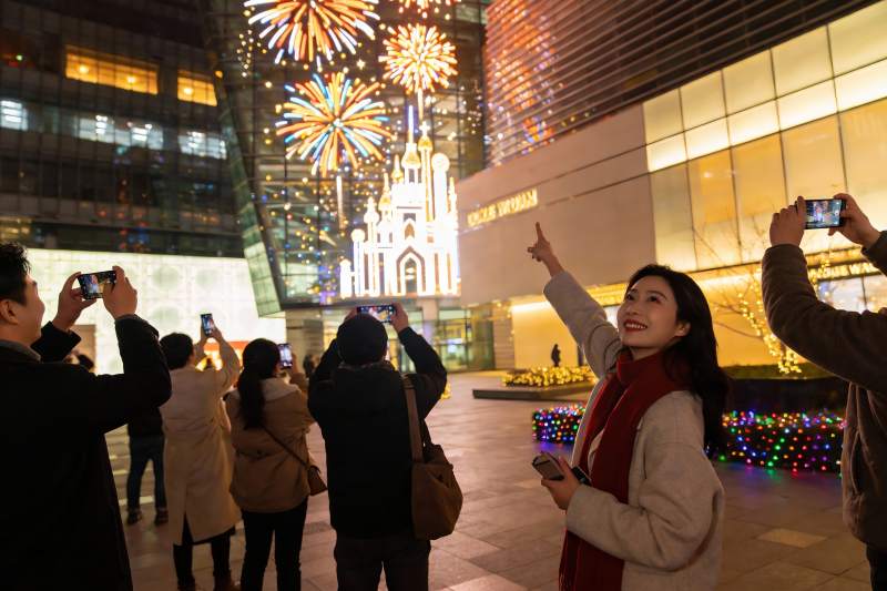 夜景烟花下人群拍照留念图片