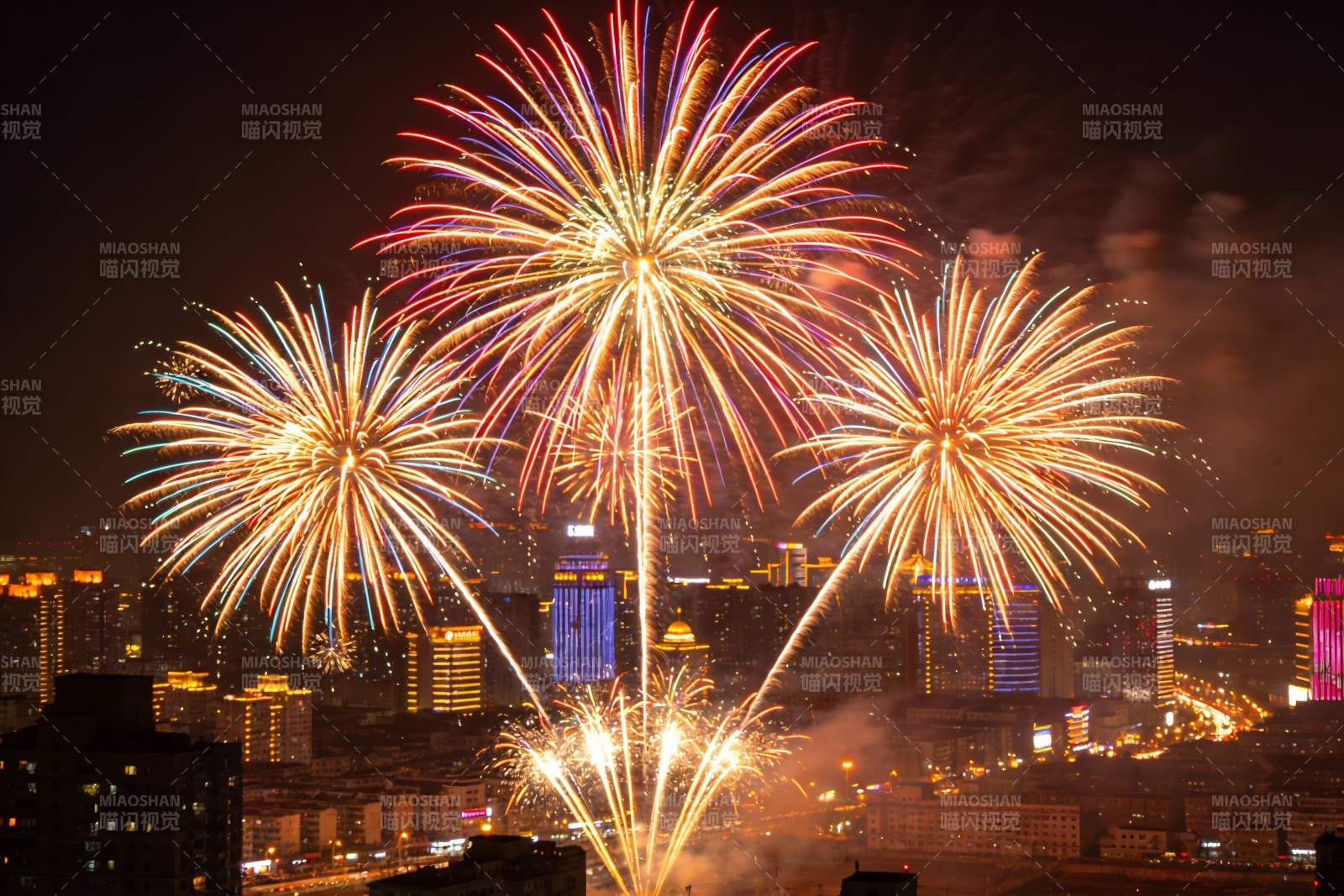 城市夜空烟花绽放绚丽景象图片