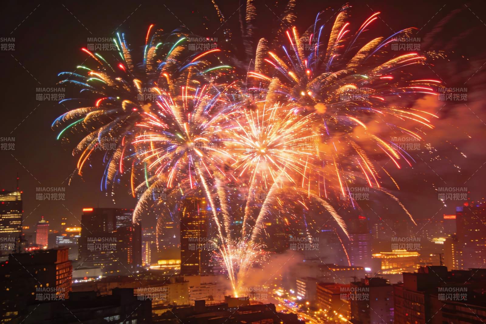 夜空城市烟花绽放绚丽景象图片