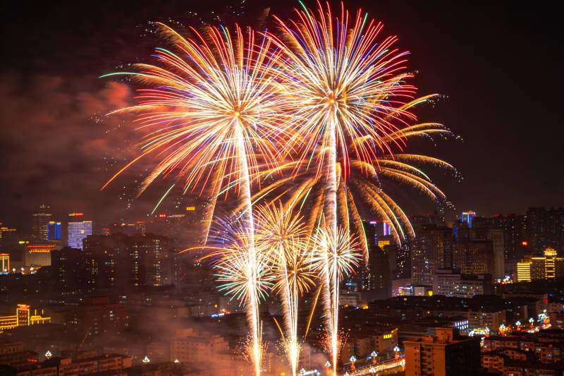 夜空城市烟花绽放绚丽景象图片
