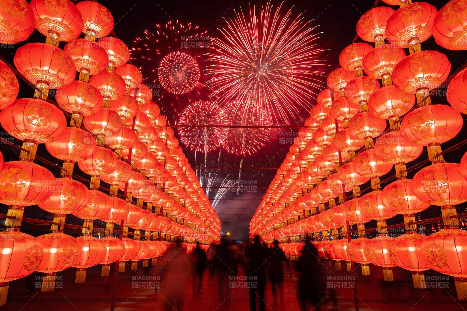 夜空烟花与红灯笼长廊图片