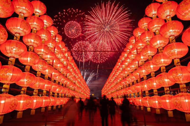 夜空烟花与红灯笼长廊图片