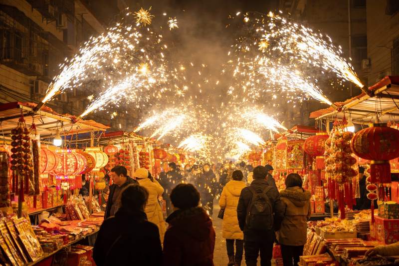 夜市烟花璀璨人群熙攘图片