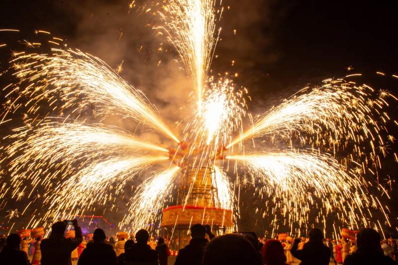 夜空中绽放的烟花表演图片