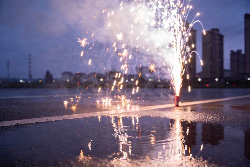 夜幕下烟花绽放水映光辉图片