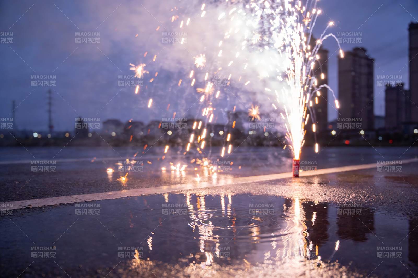 夜幕下烟花绽放水映光辉图片