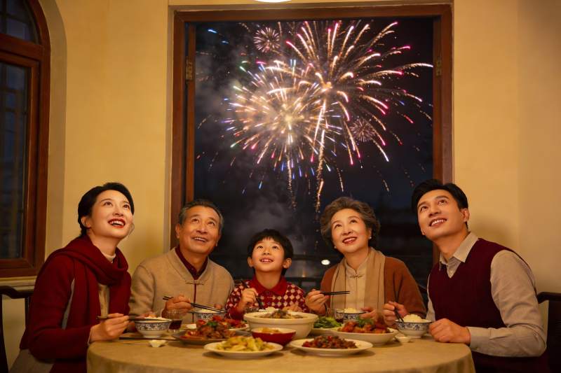 家人聚餐赏烟花其乐融融图片