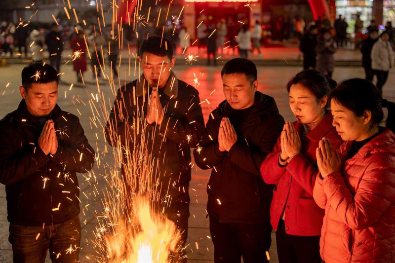 五人围火祈福夜景图片