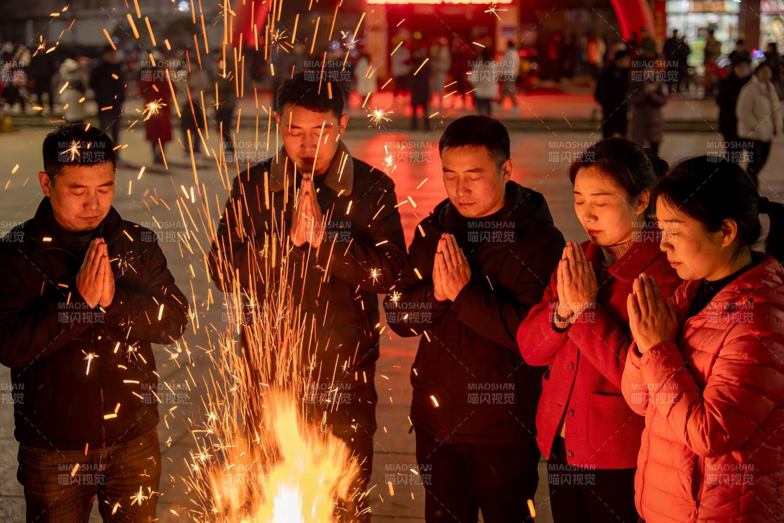 五人围火祈福夜景图片