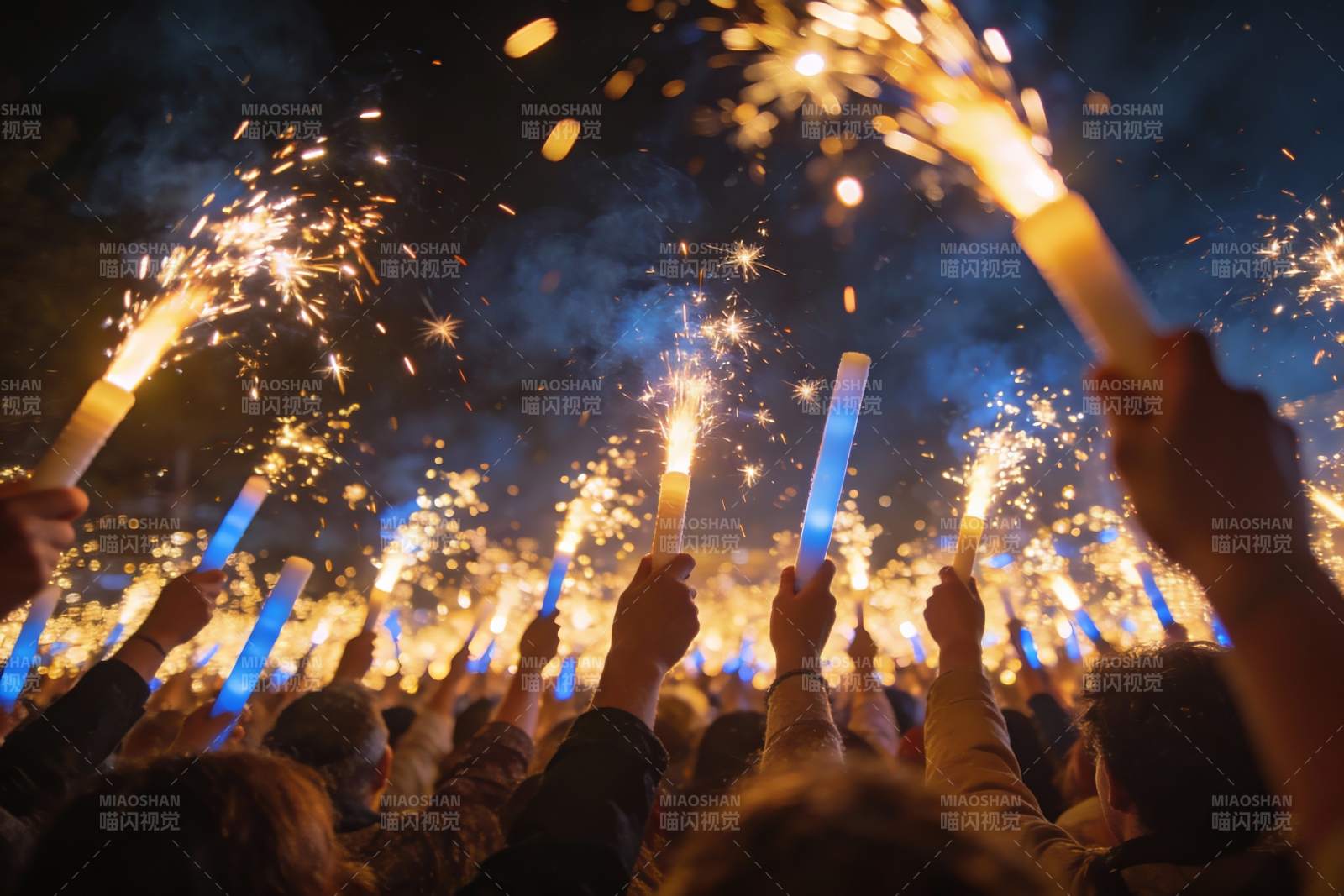夜空中绽放的烟花与人群图片