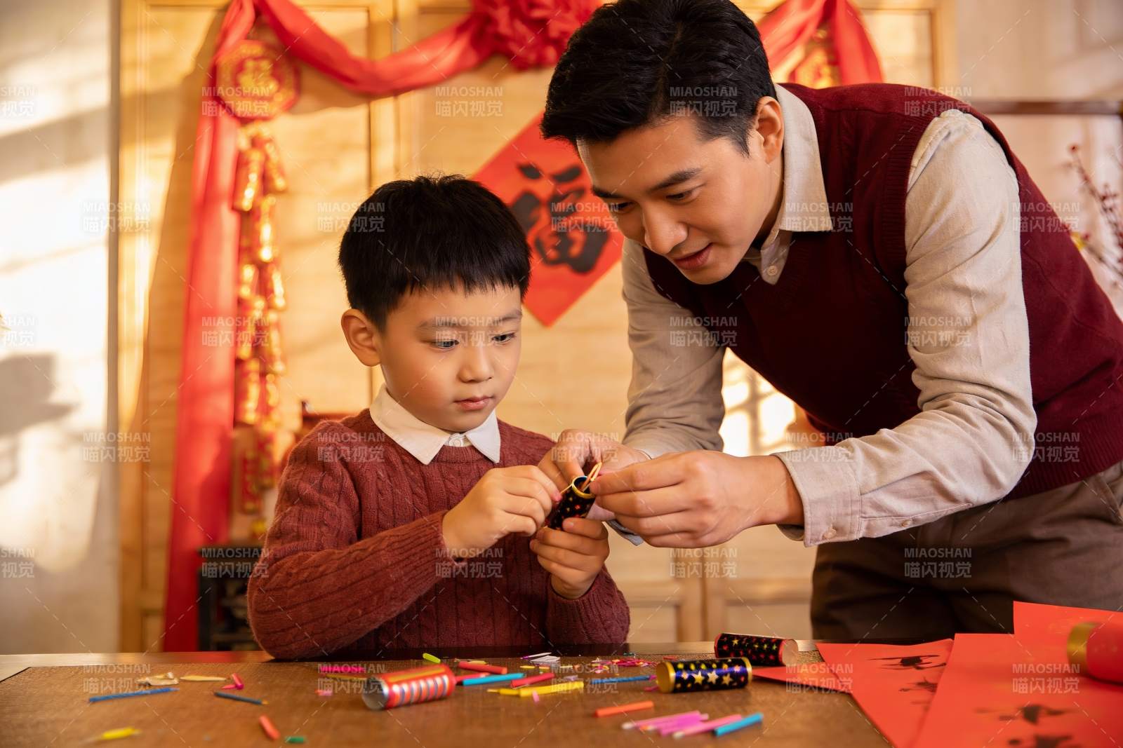 父子共制鞭炮迎新春图片