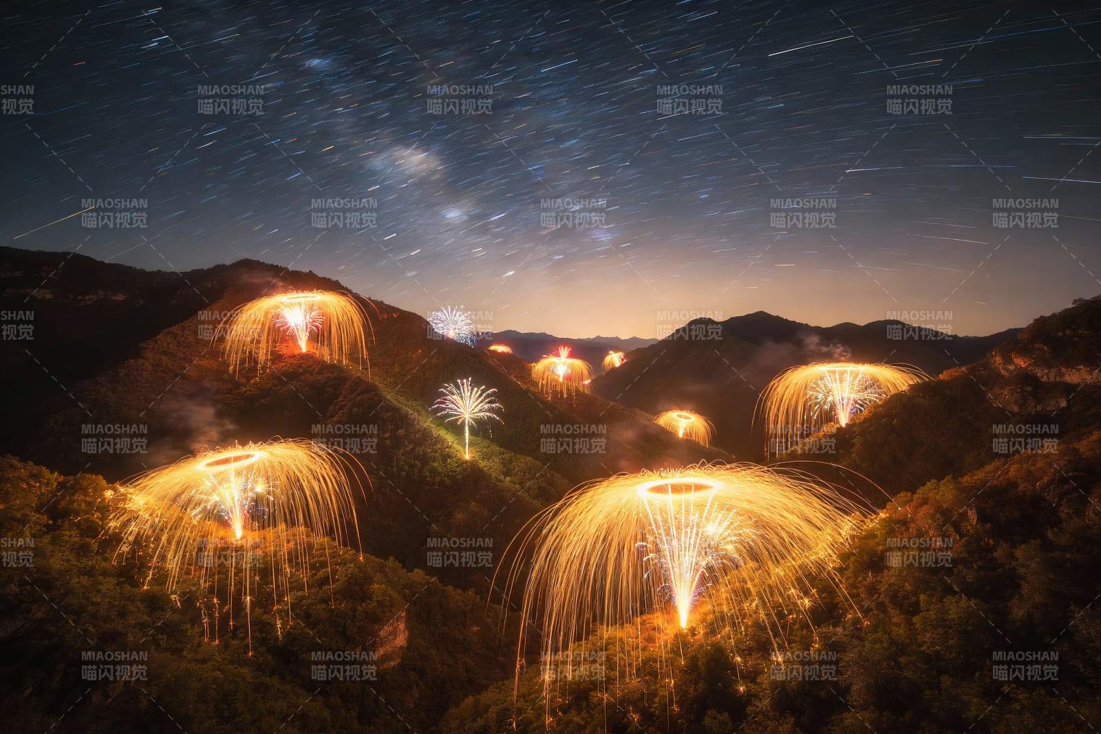 夜山烟花璀璨星空图片