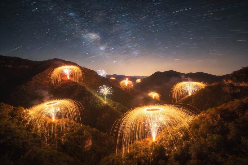 夜山烟花璀璨星空图片