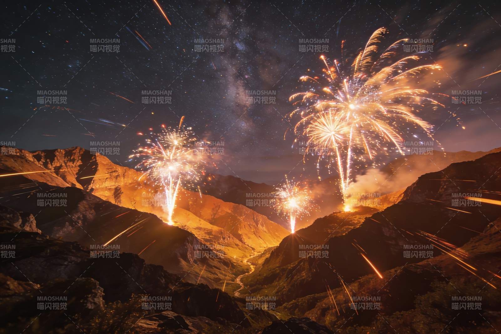 夜空山峦烟花绽放璀璨夺目图片