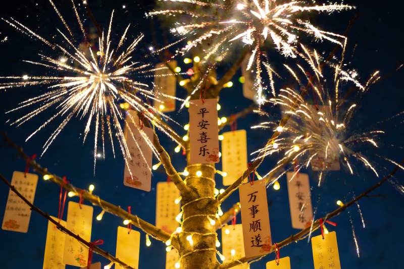 夜空烟花树挂满祈福牌图片