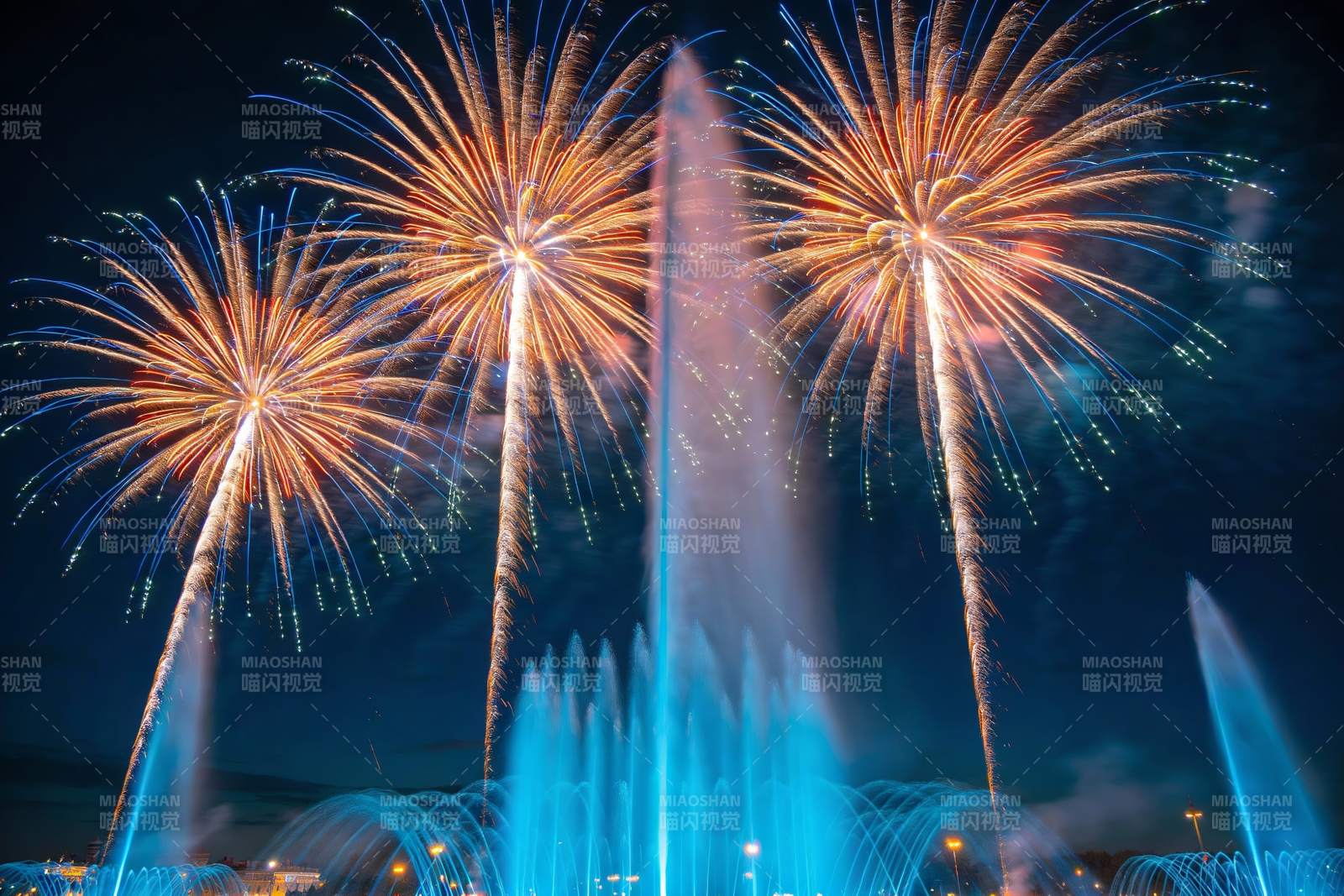 夜空烟花绽放喷泉共舞图片