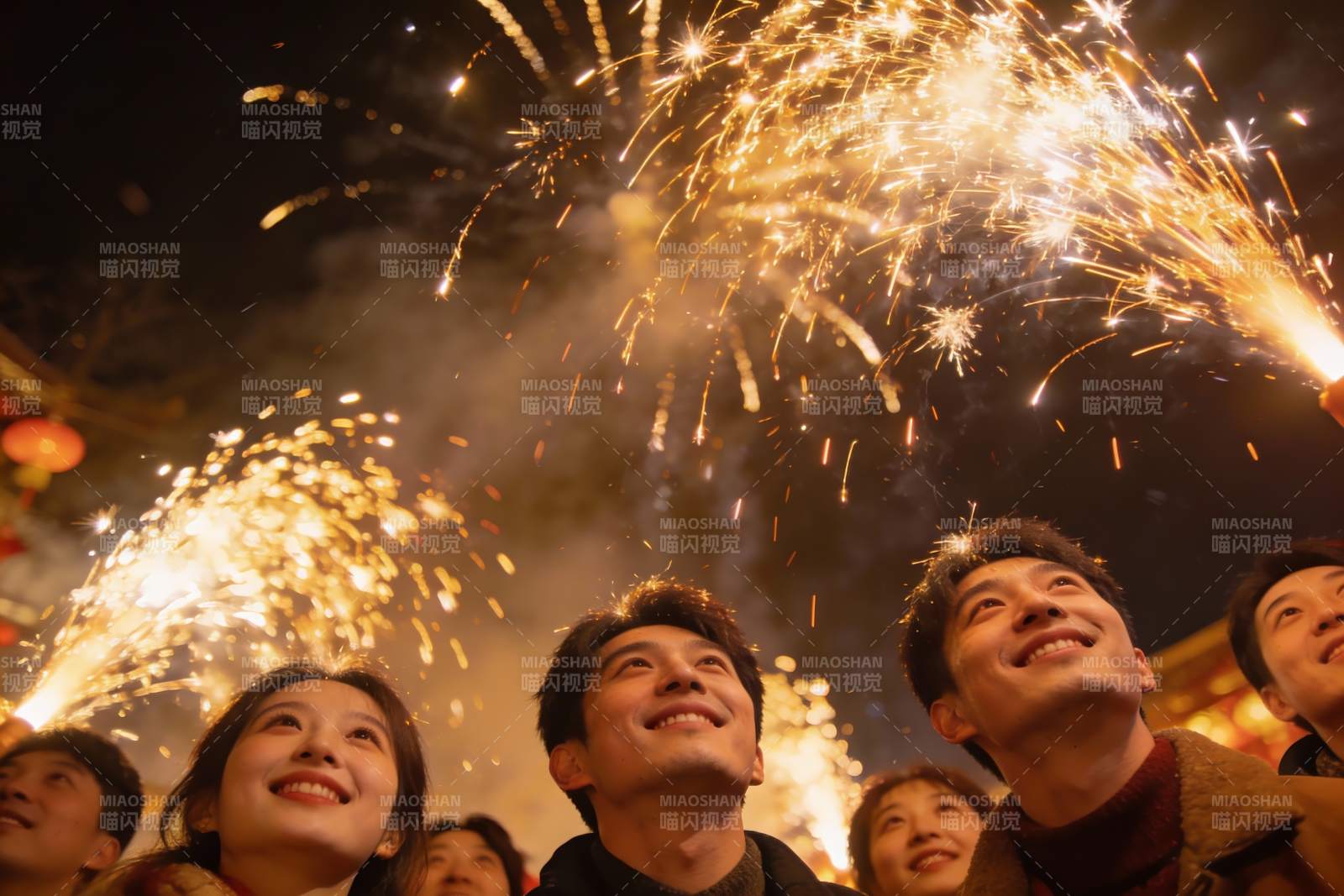 夜空中绽放的烟花与欢笑的人群图片