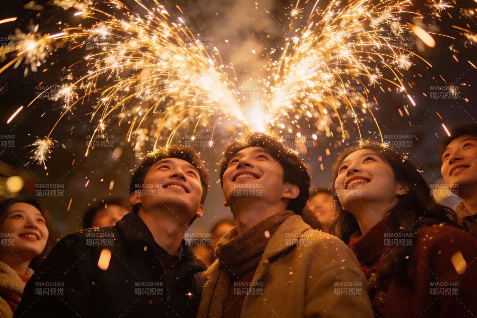 夜空中绽放烟花众人仰望图片