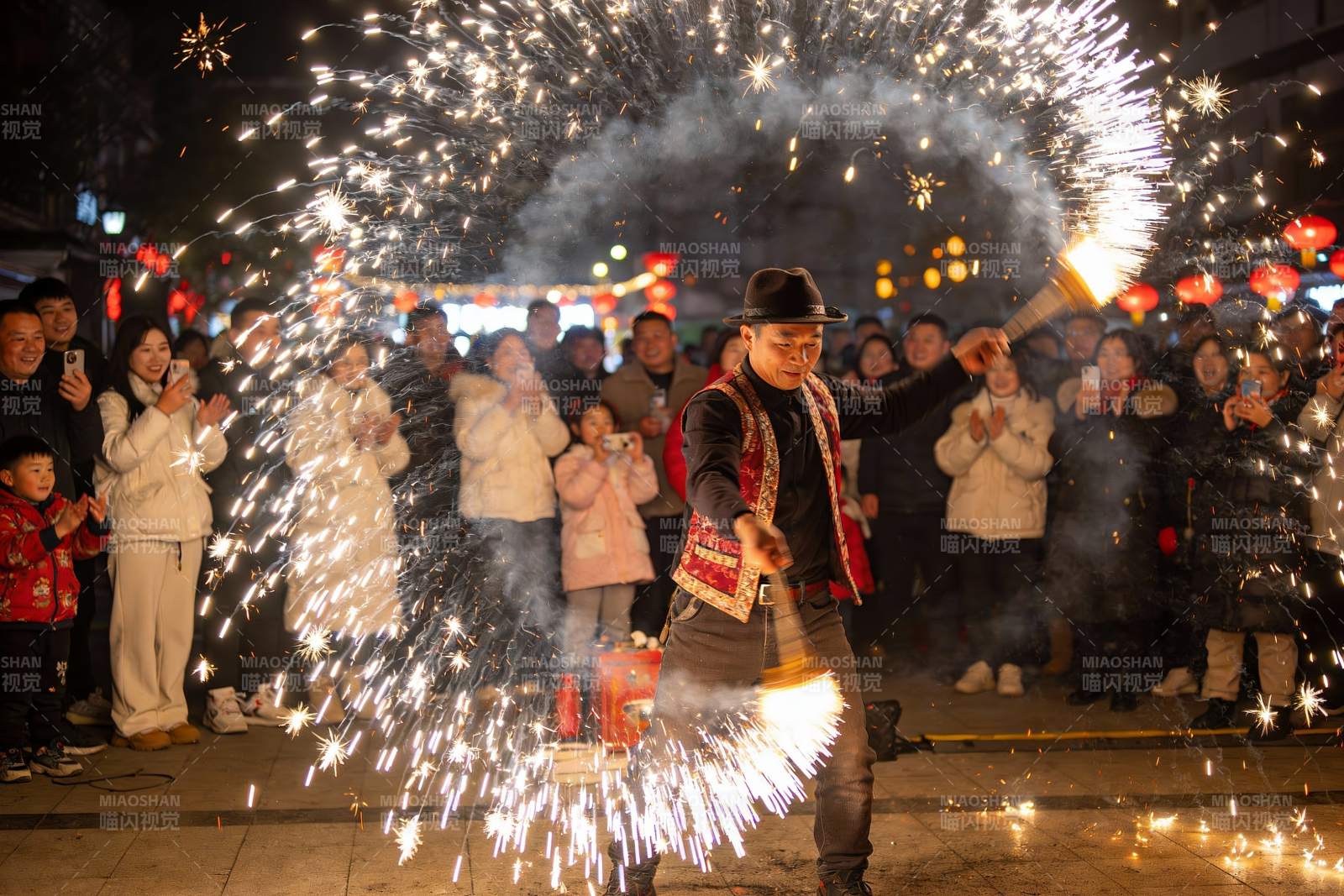 烟花表演夜场热闹非凡图片