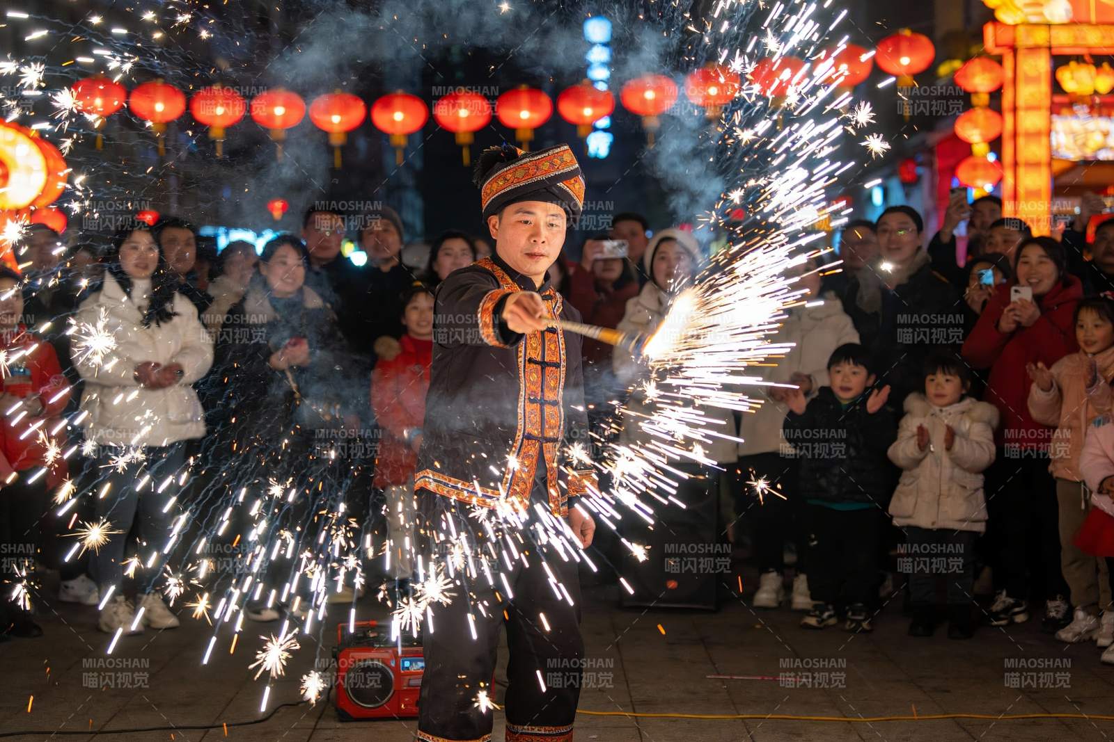 街头表演者手持烟花吸引观众图片