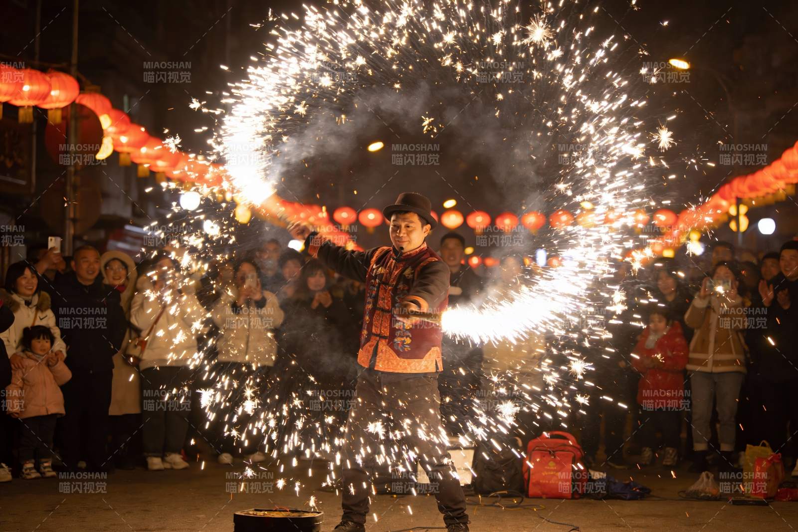 夜场烟花表演人群围观图片