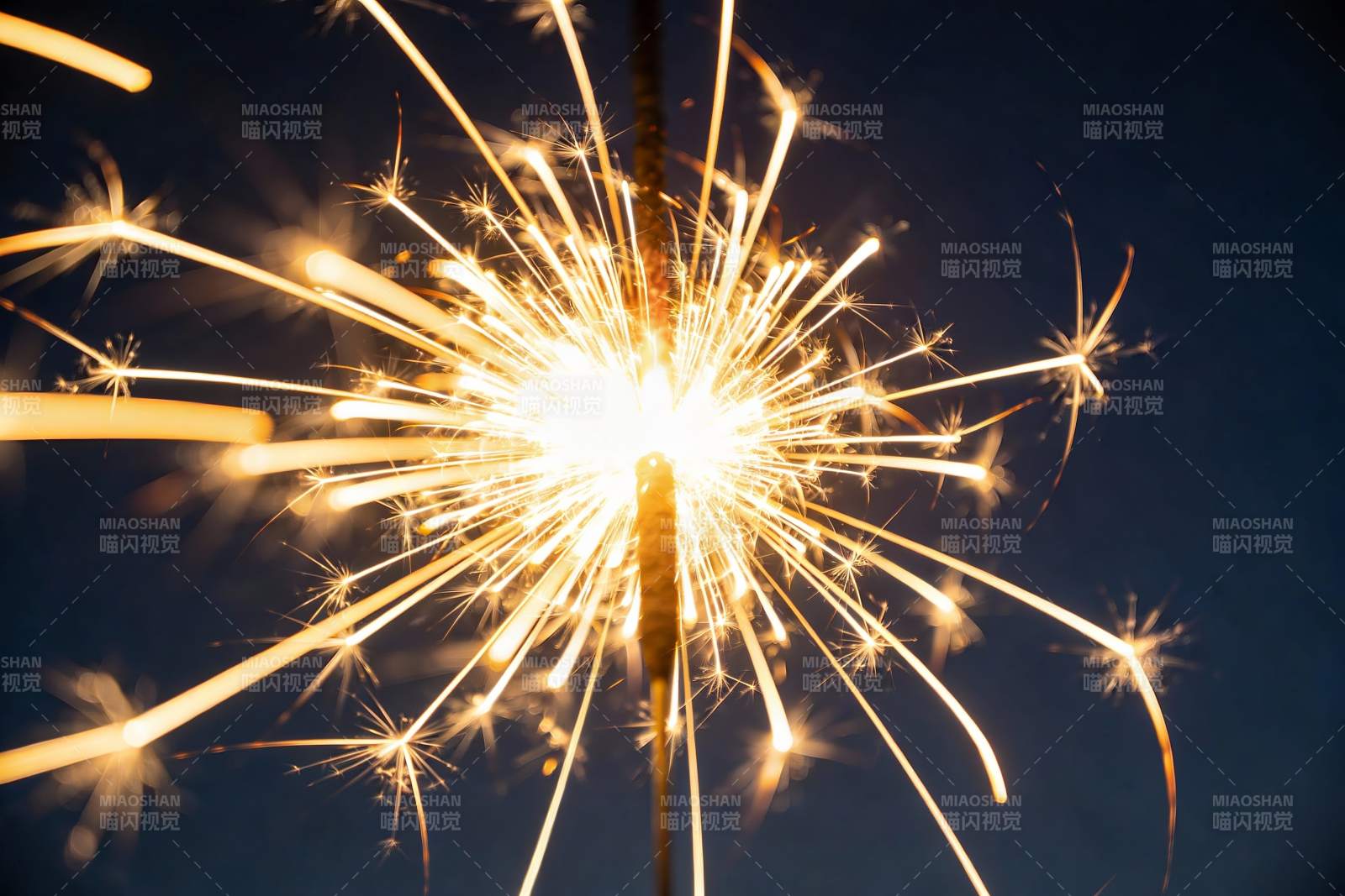 夜空烟花绽放绚丽光芒图片