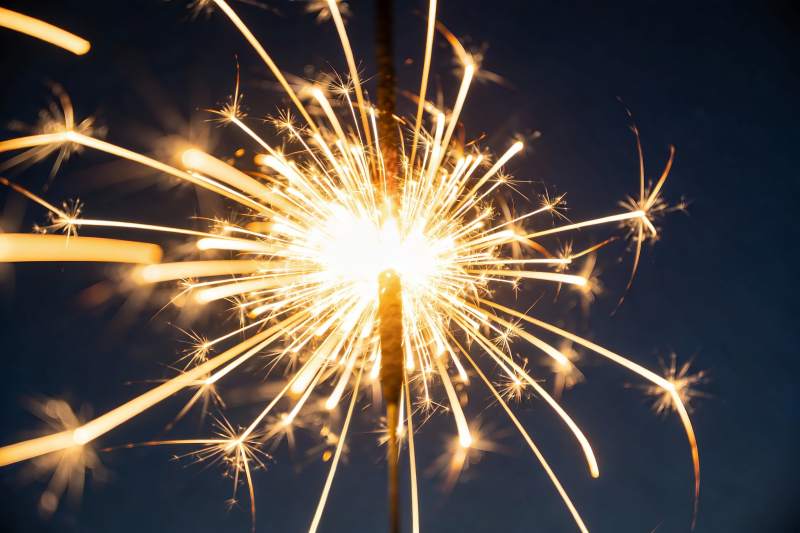 夜空烟花绽放绚丽光芒图片