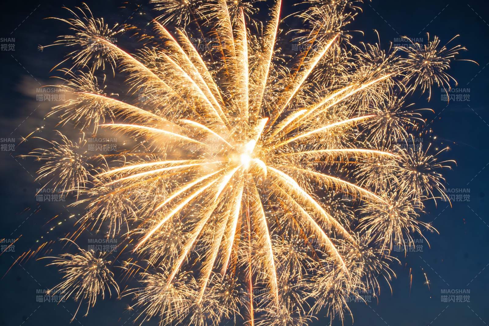 夜空中绽放的金色烟花图片