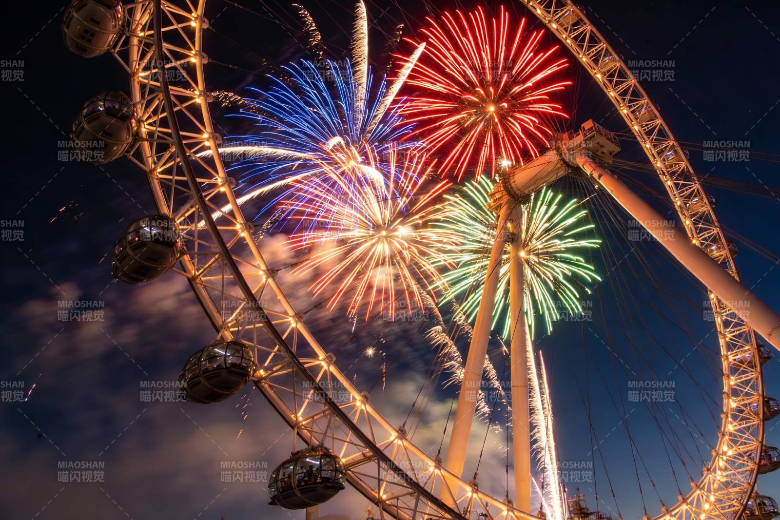 摩天轮夜空烟花绽放图片