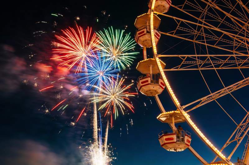 夜空中绽放的烟花与摩天轮图片