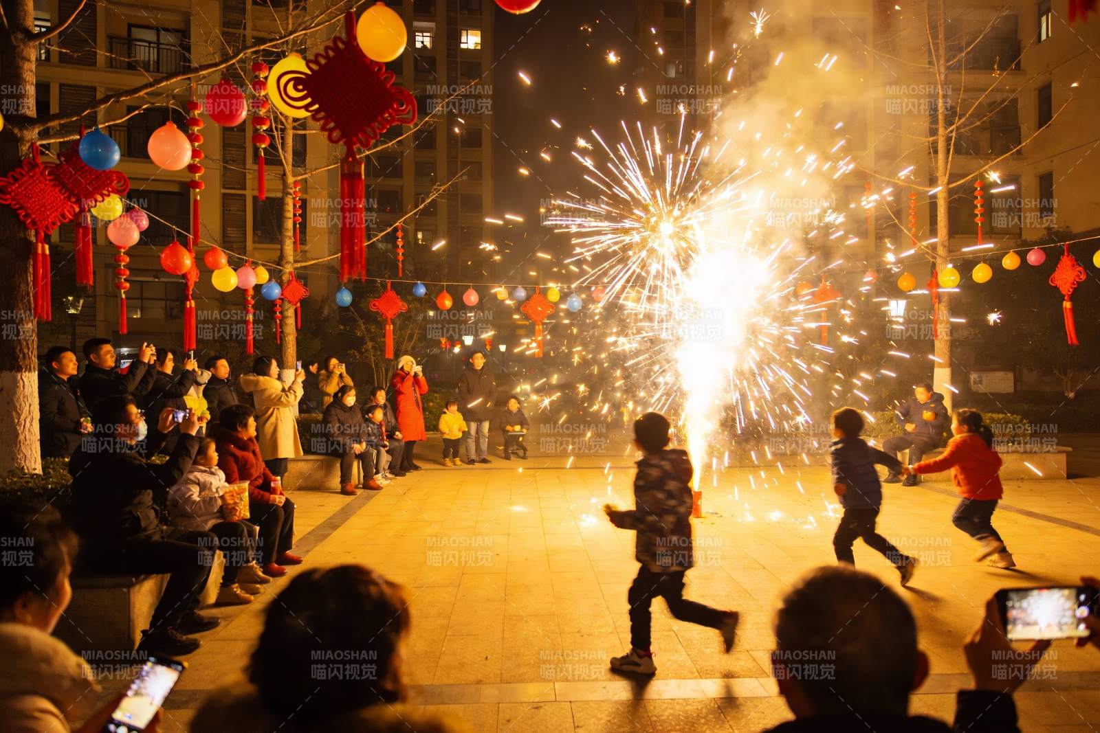 夜景烟花儿童嬉戏人群围观图片