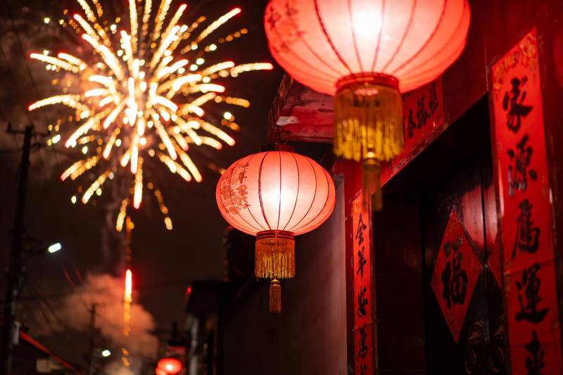 夜空中绽放的烟花与红灯笼图片