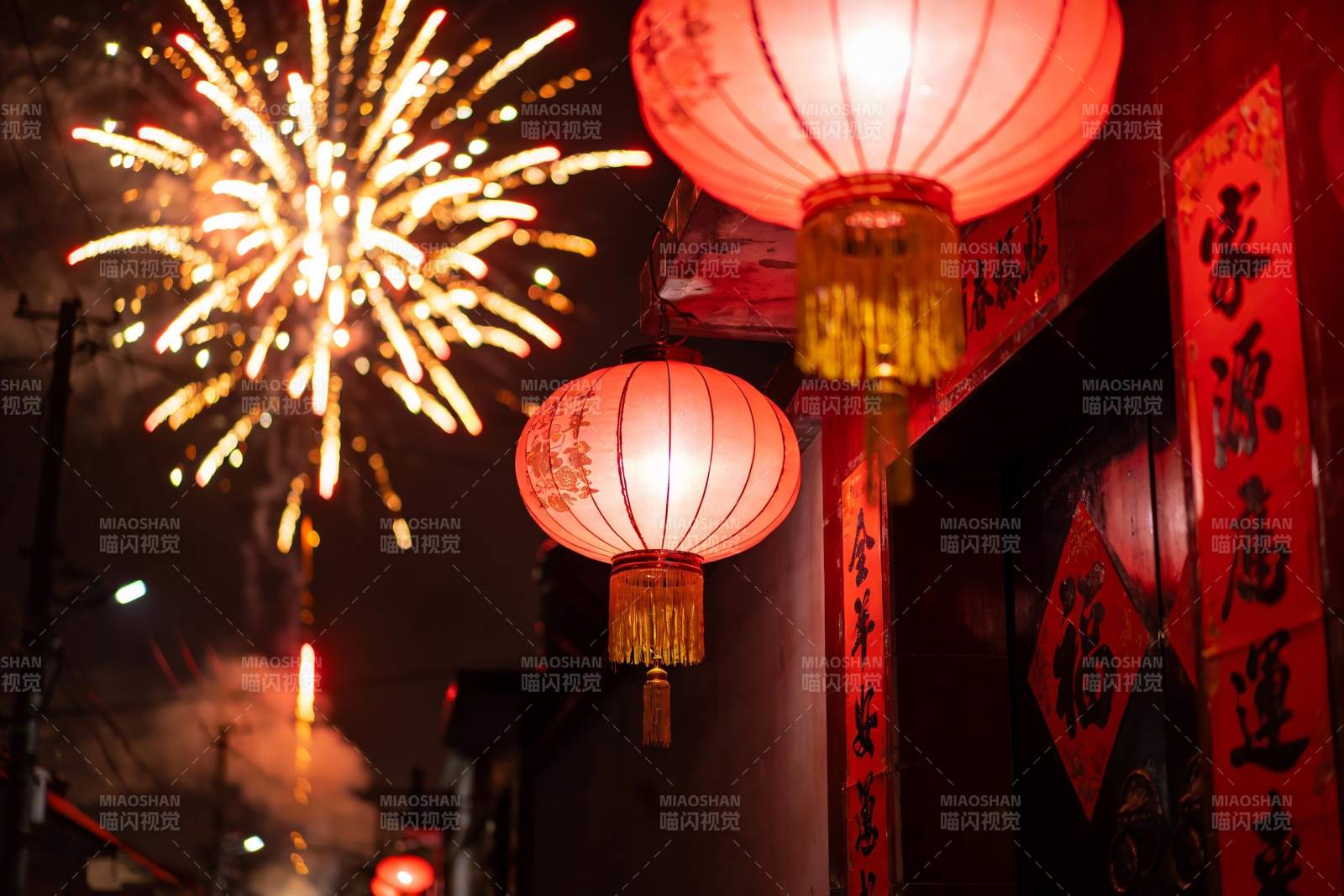 夜空中绽放的烟花与红灯笼图片
