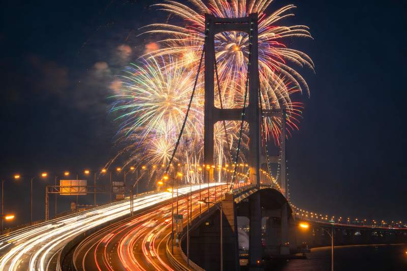 夜景大桥烟花璀璨图片