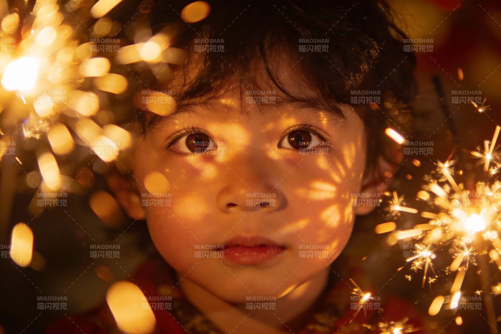 手持烟花的小孩特写图片