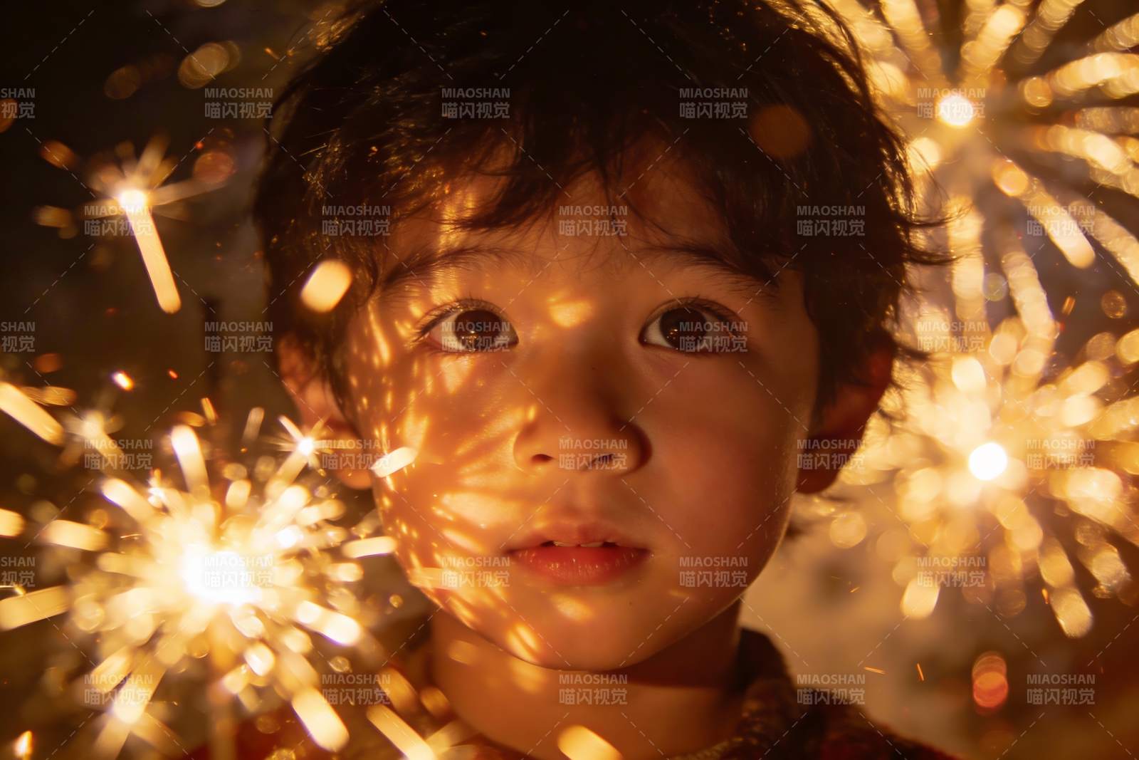 烟花映照下的孩童专注神情图片